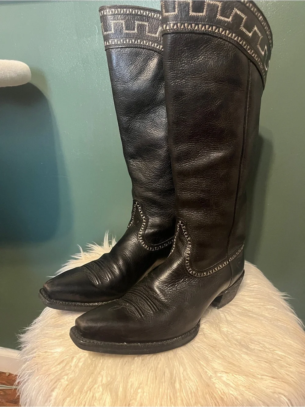 ARIATS !!! Black Leather Cowboy Boots with Decorative Stitching
